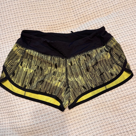 Lululemon Speed up low-rise shorts size 4 LIKE NEW - Picture 1 of 1